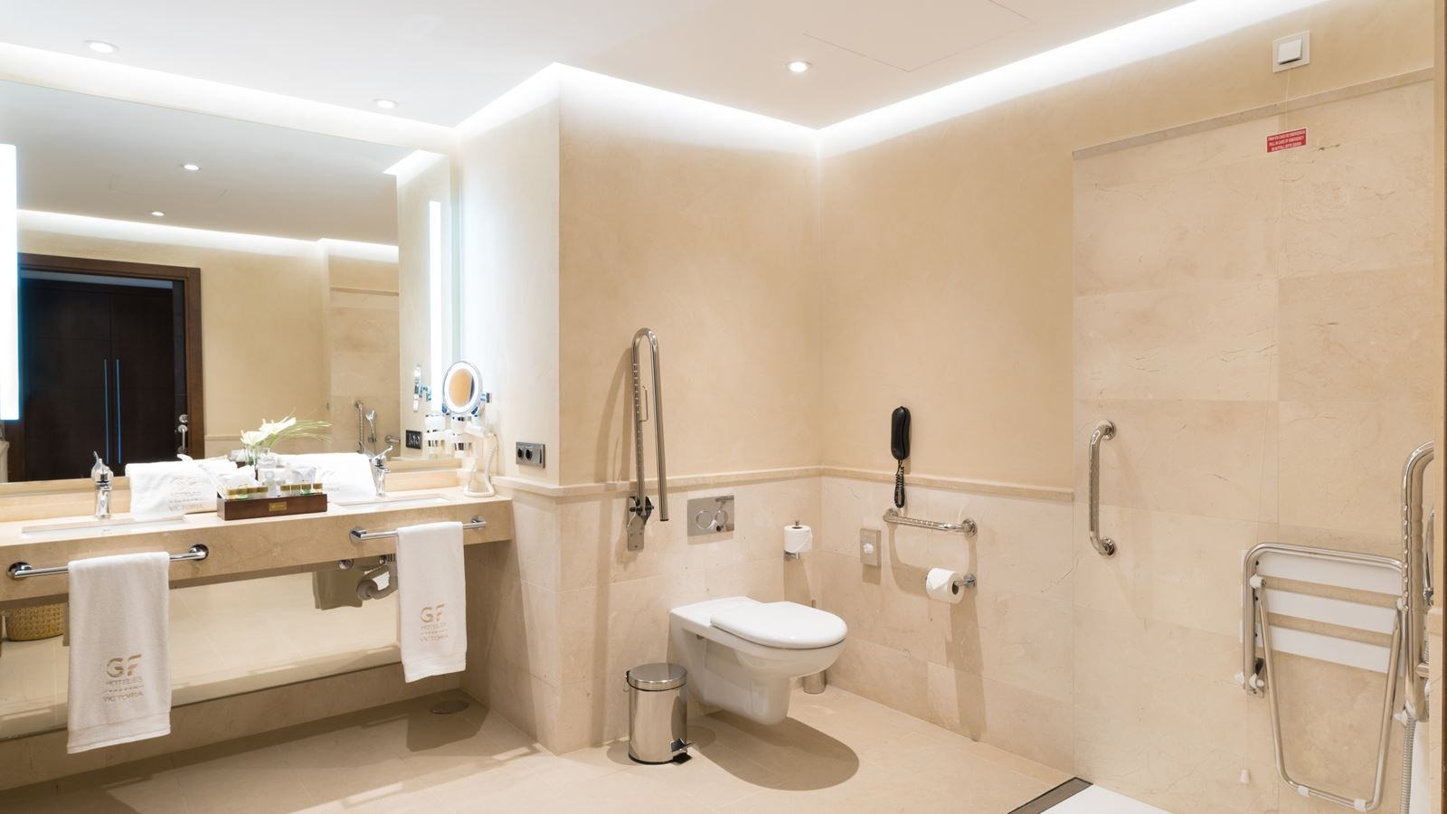 rooms-accesible-senior-suite-balcony-or-terrace