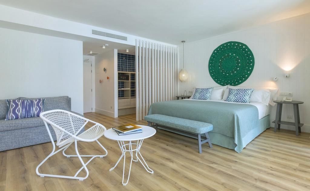 rooms-suite-premium-mediterranean-pool-view-balcony-or-terrace