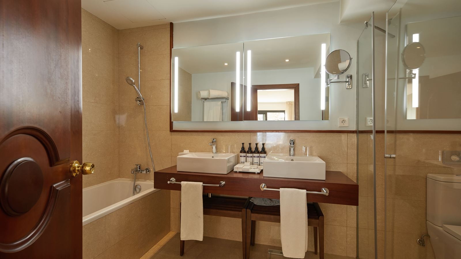 rooms-master-suite-sea-view-preffered-club