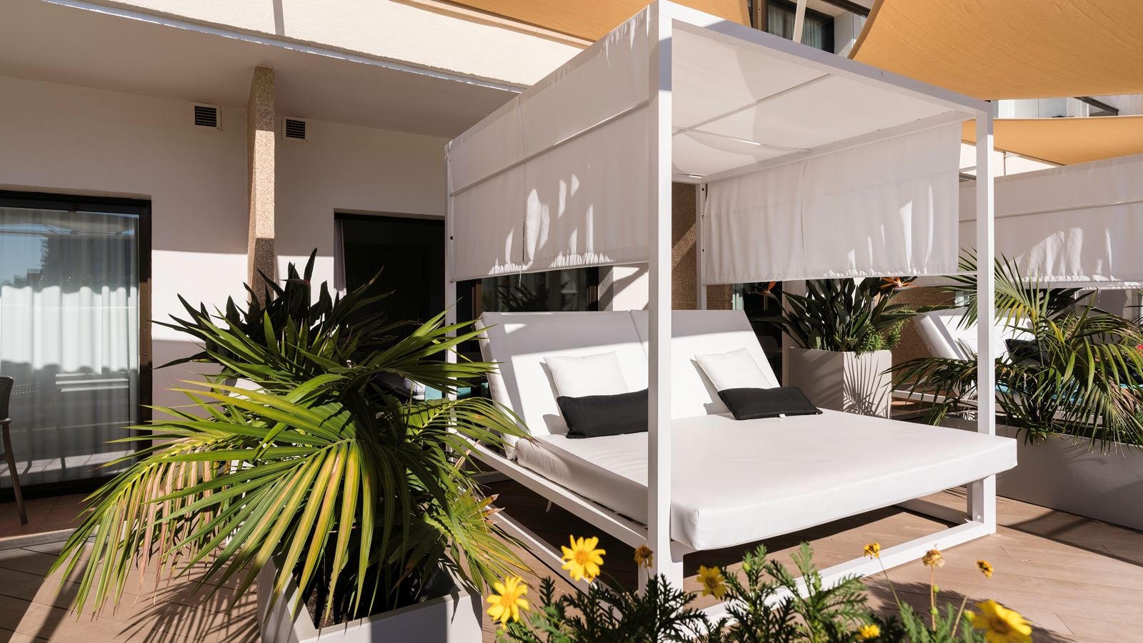 rooms-my-favorite-club-double-premium-with-bali-bed