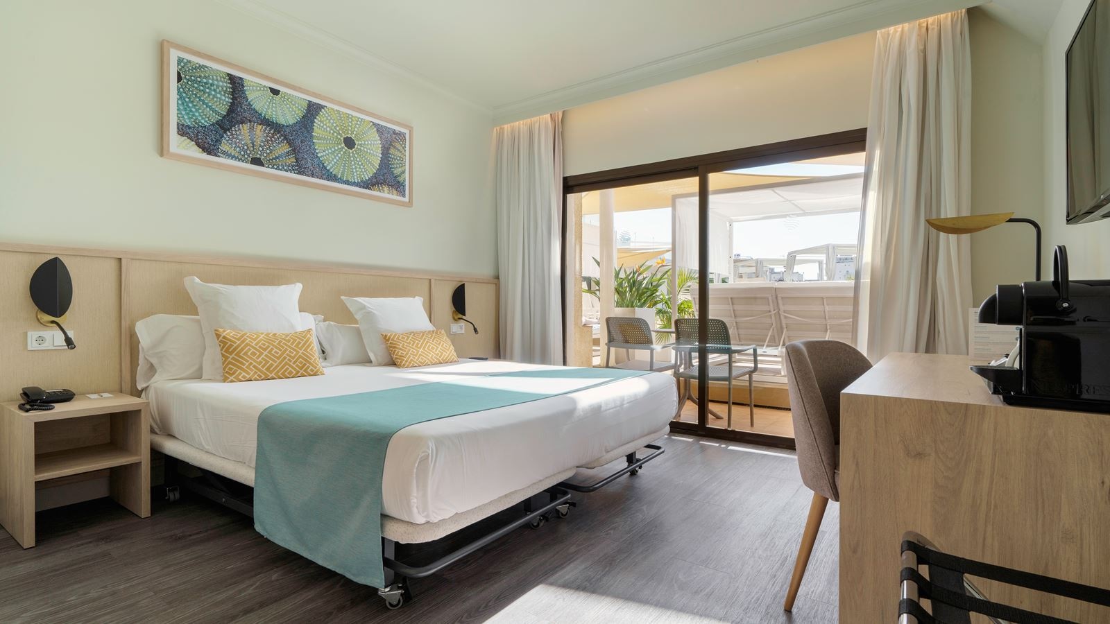 rooms-my-favorite-club-double-premium-with-bali-bed