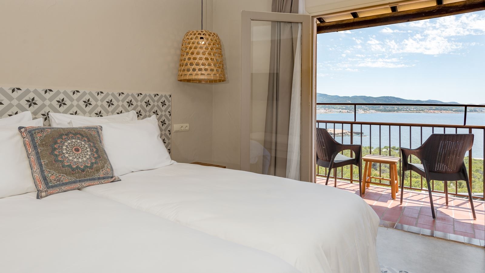 rooms-standard-panoramic-view-balcony-or-terrace