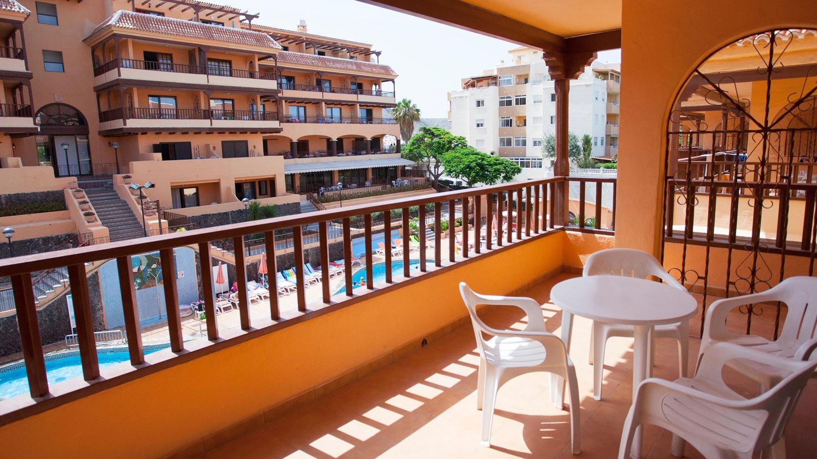 rooms-apartment-1-br-large-suite-pool-view