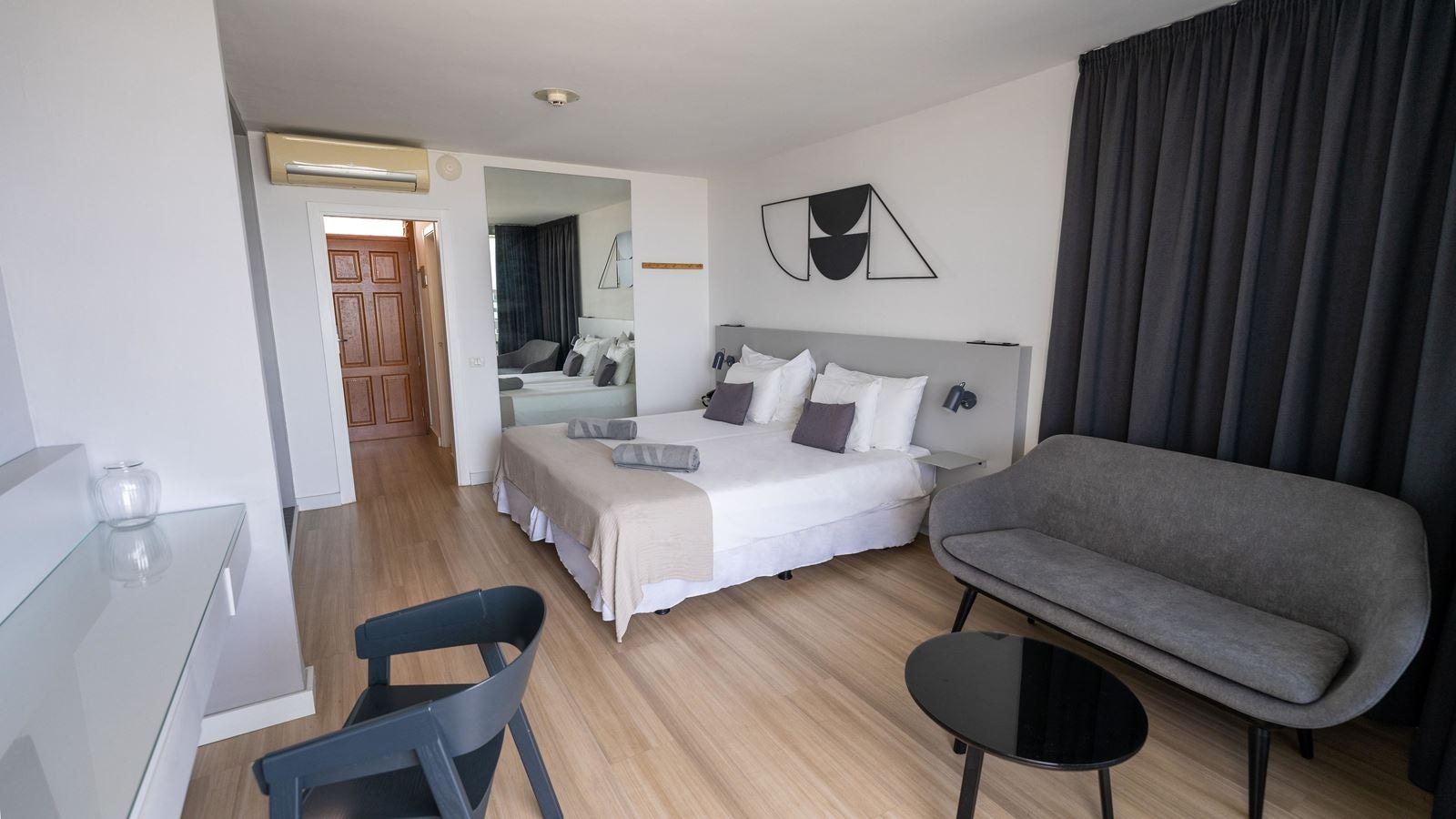 rooms-junior-suite-pool-view--balcony-or-terrace