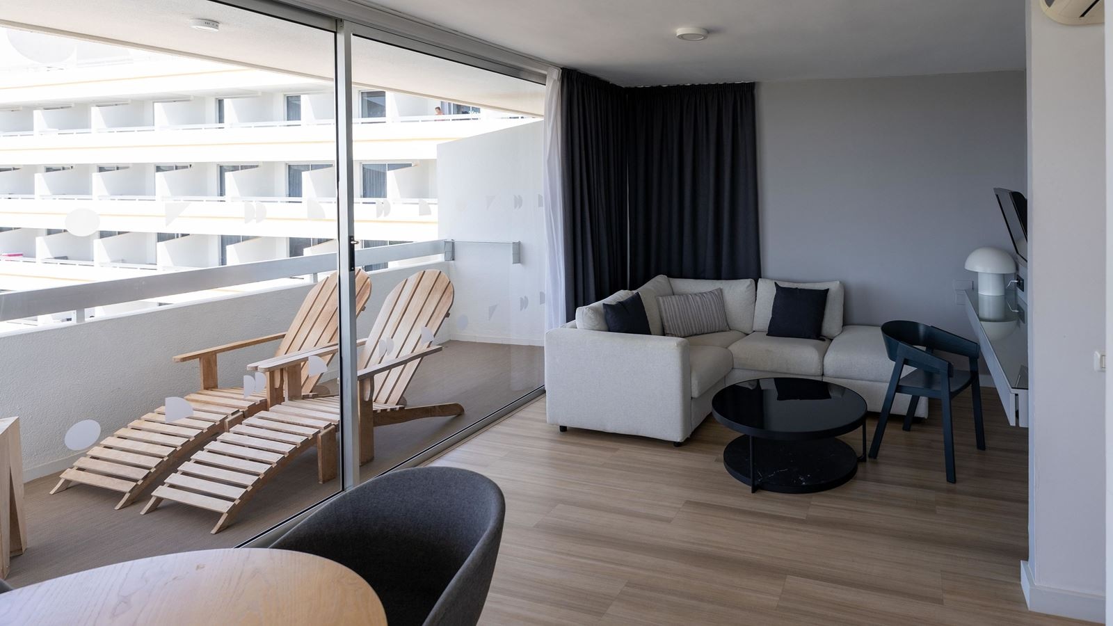 rooms-suite-pool-view-balcony-or-terrace