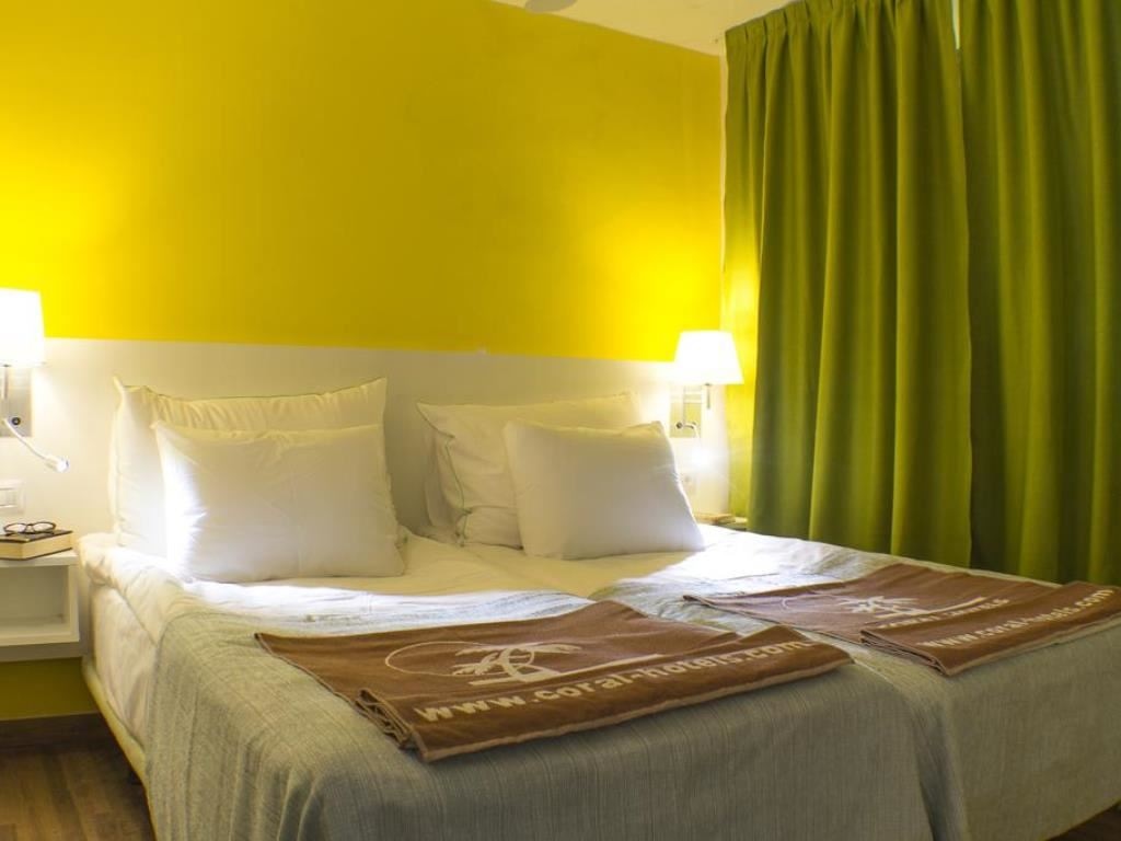 rooms-studio-pool-view