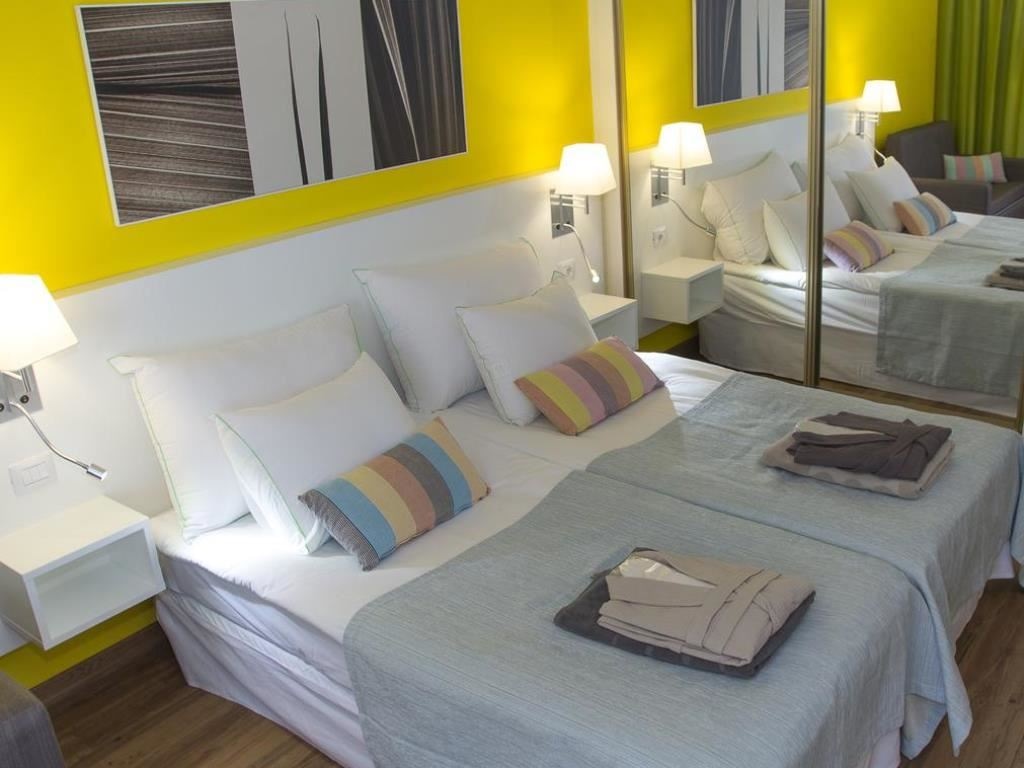 rooms-studio-pool-view