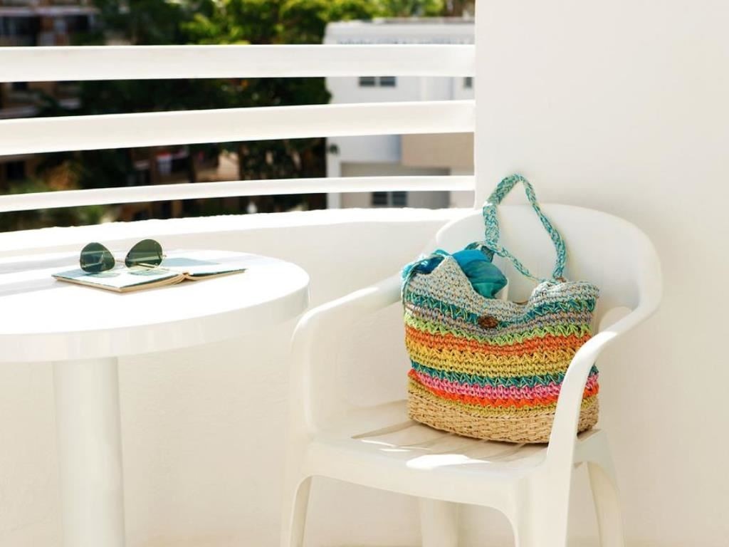 rooms-studio-pool-view