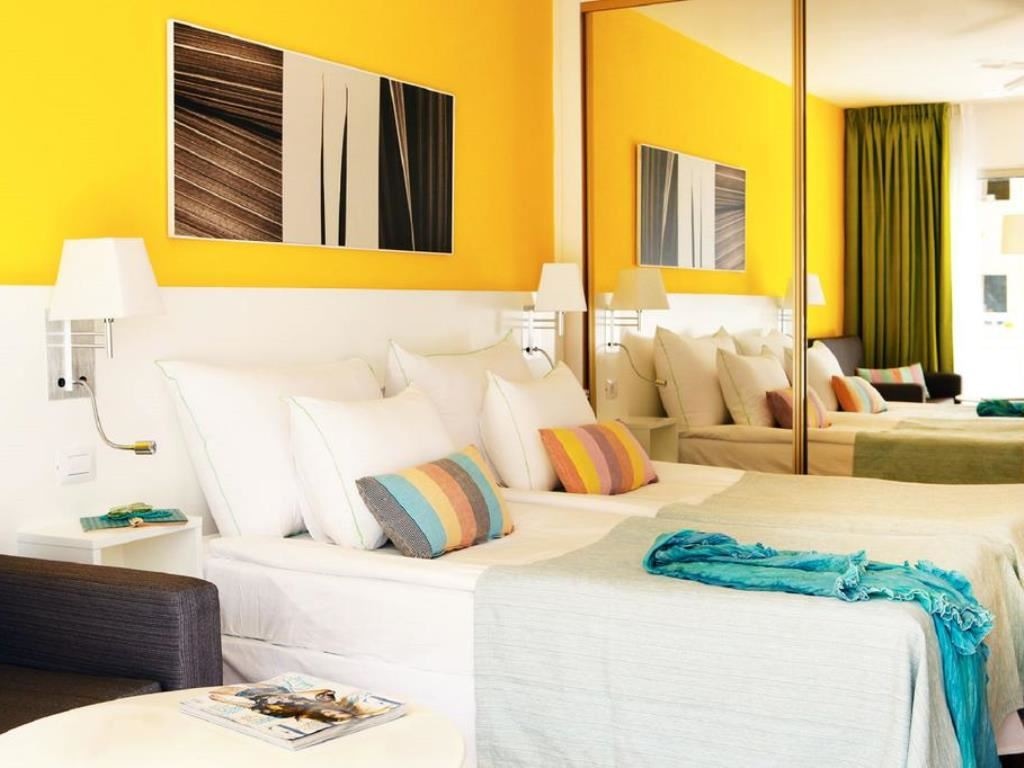 rooms-studio-pool-view