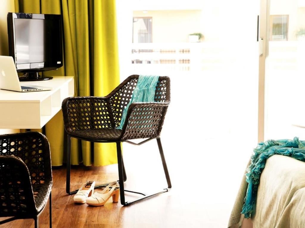 rooms-studio-pool-view