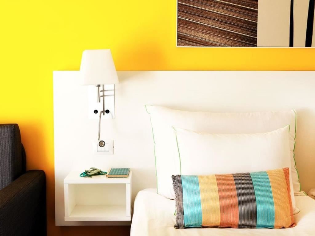 rooms-studio-pool-view