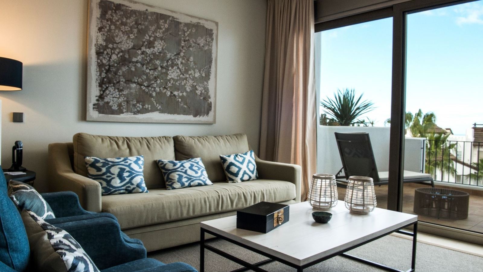 rooms-1-bedroom-suite-partial-sea-view