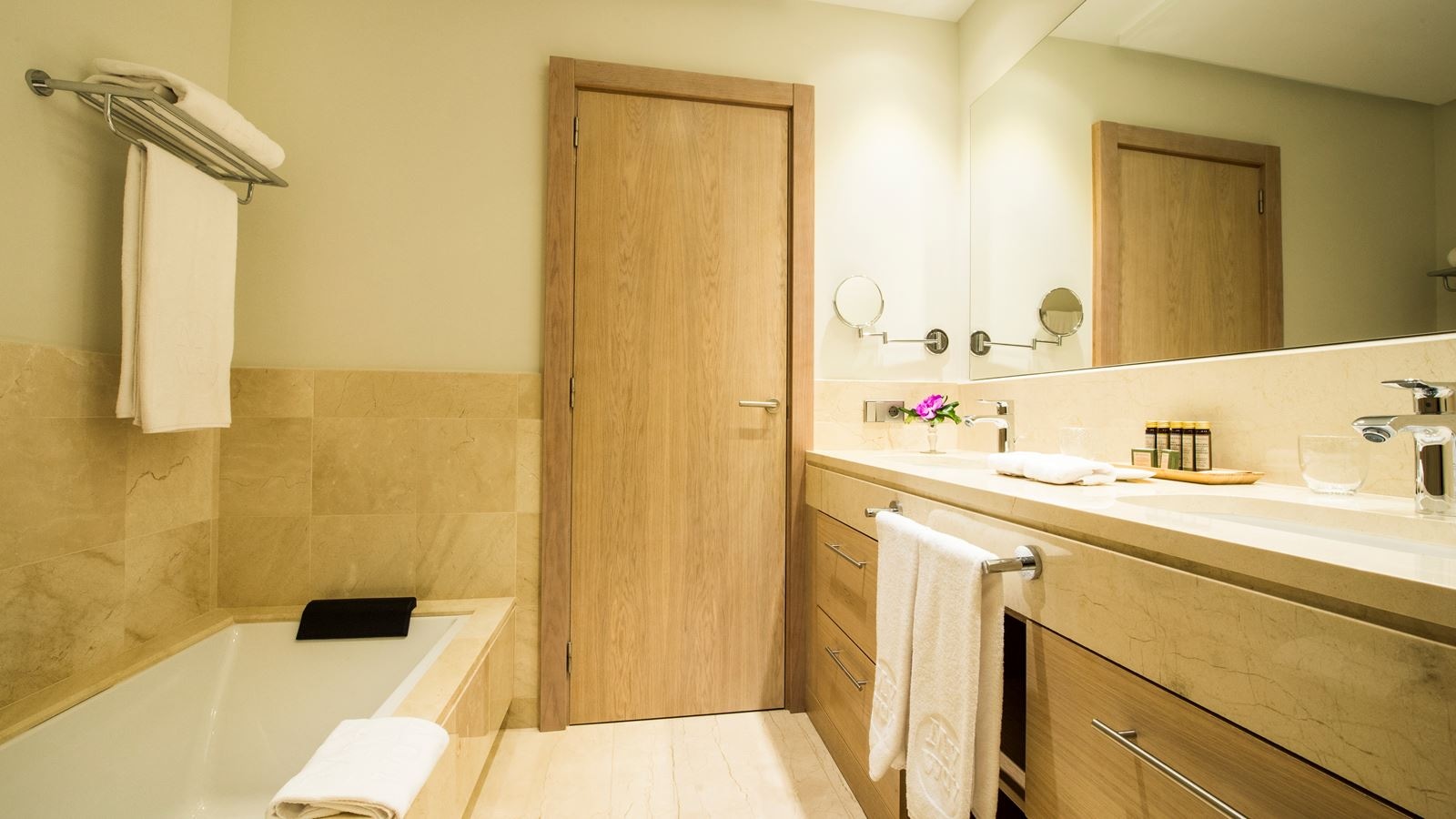 rooms-1-bedroom-suite-partial-sea-view