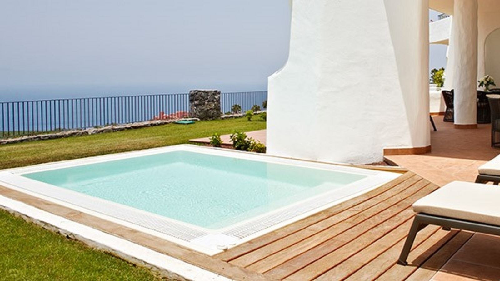 rooms-2-bedrooms-suite-partial-sea-view-jacuzzi