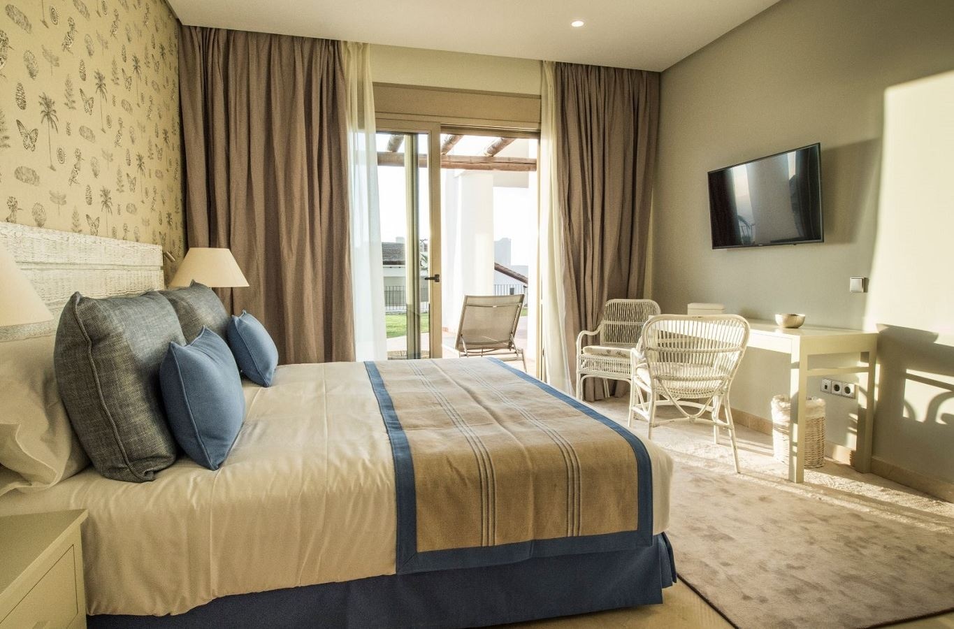 rooms-3-bedrooms-suite-partial-sea-view