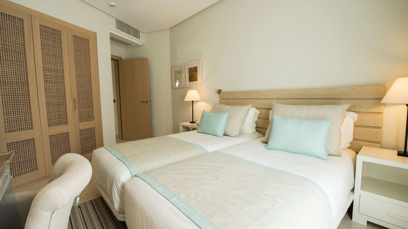 rooms-3-bedrooms-suite-sea-view-jacuzzi