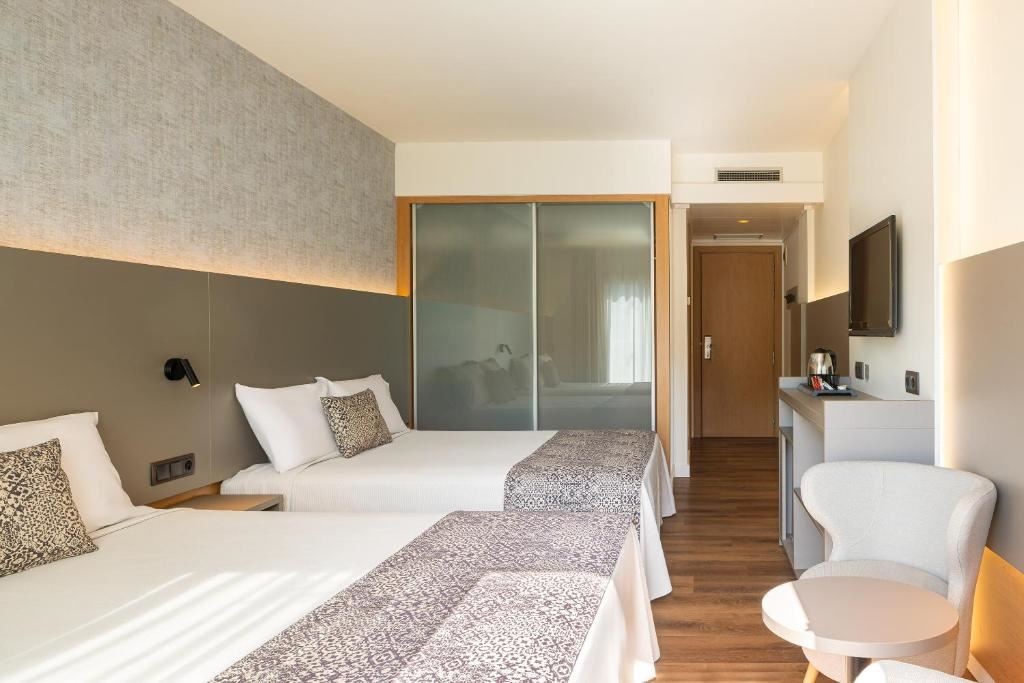 rooms-double-pool-view