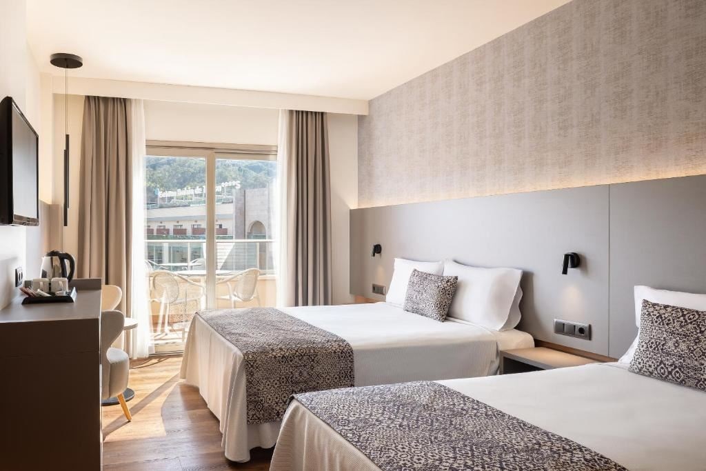 rooms-double-pool-view