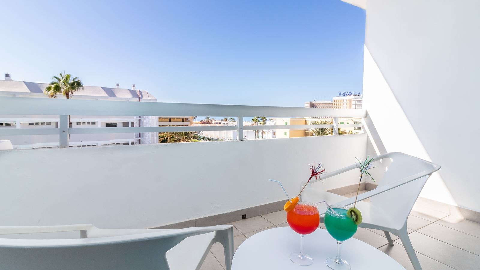 rooms-deluxe-twin-room-with-balcony