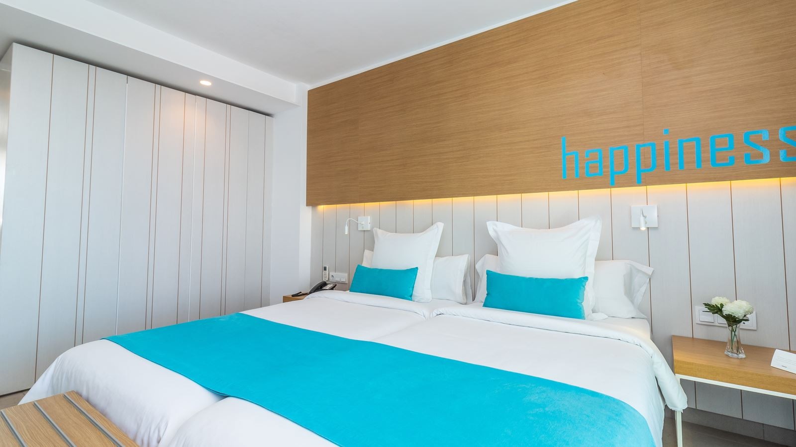 rooms-deuxe-twin-room-sea-view-with-balcony