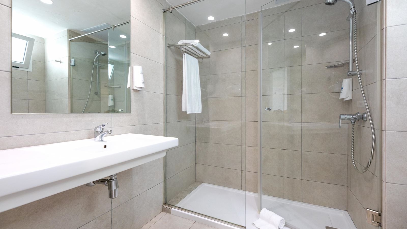 rooms-deluxe-twin--room