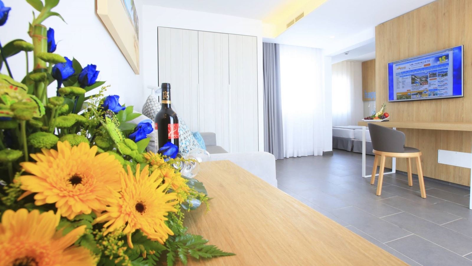 rooms-1-bedroom-suite-seaview-balcony