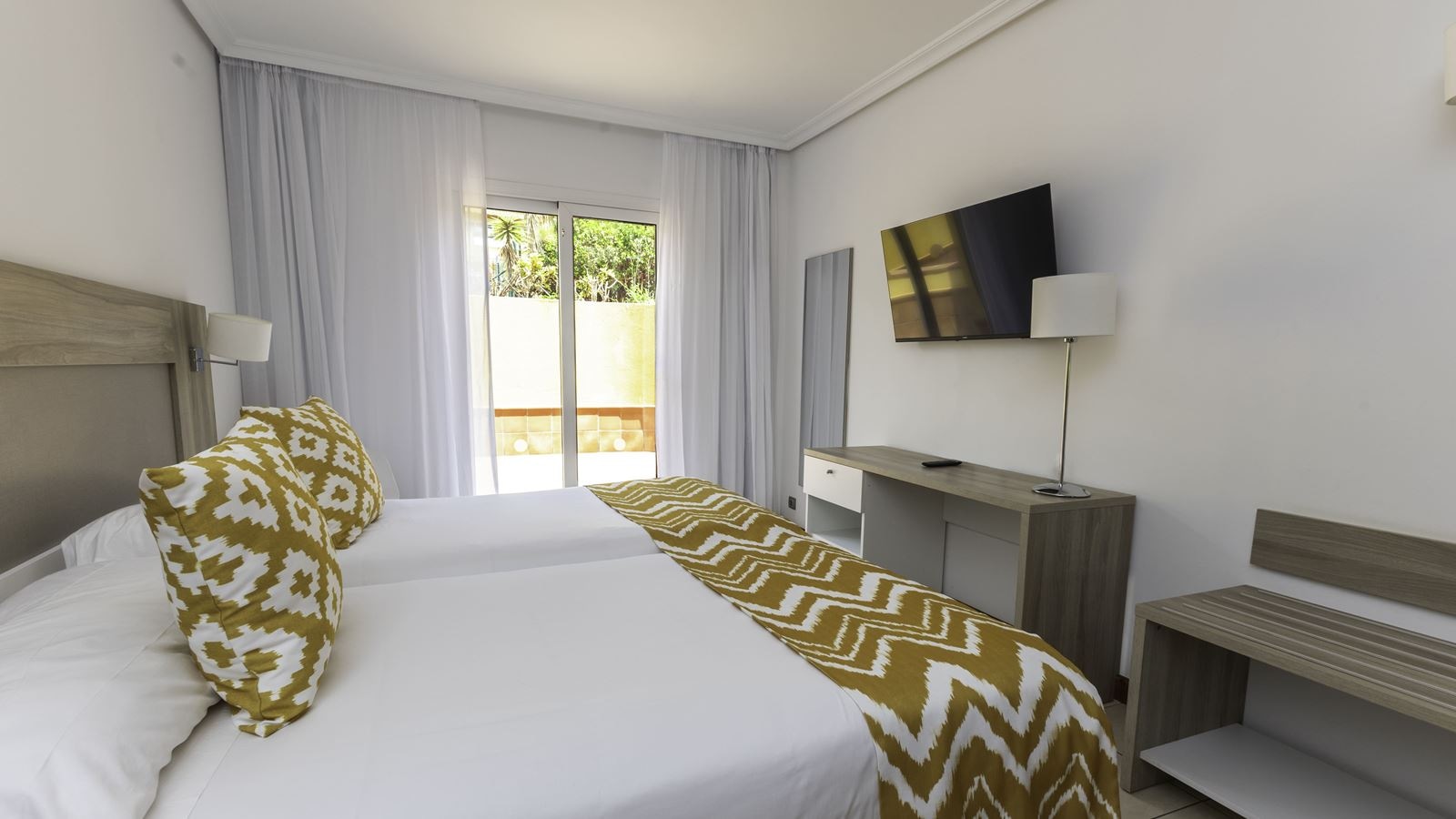 rooms-suite-balcony-or-terrace