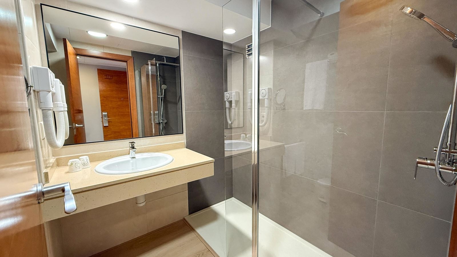 rooms-double-standard-room-pool-view-balcony-or-terrace