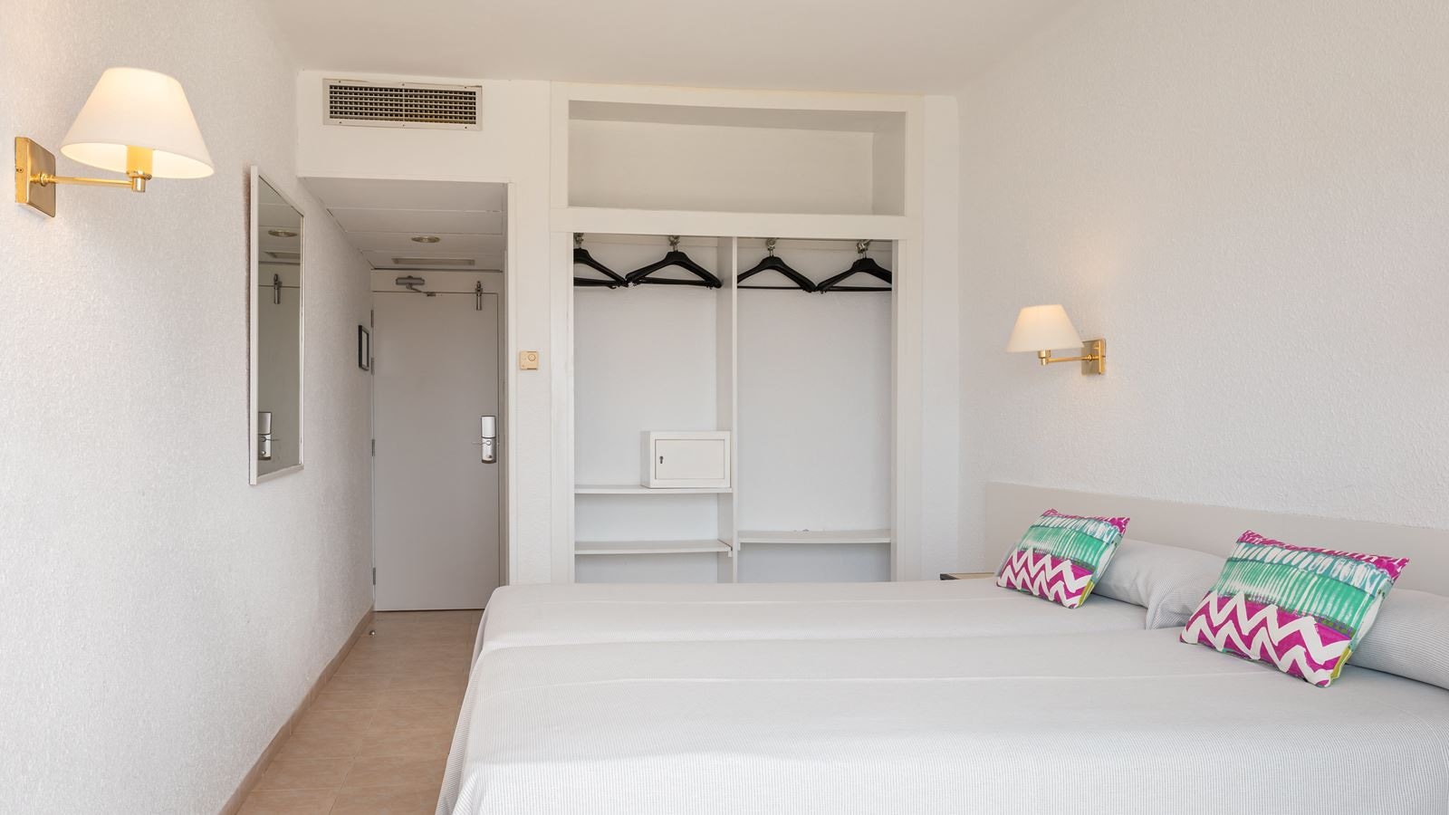 rooms-double-standard-pool-view-balcony-or-terrace