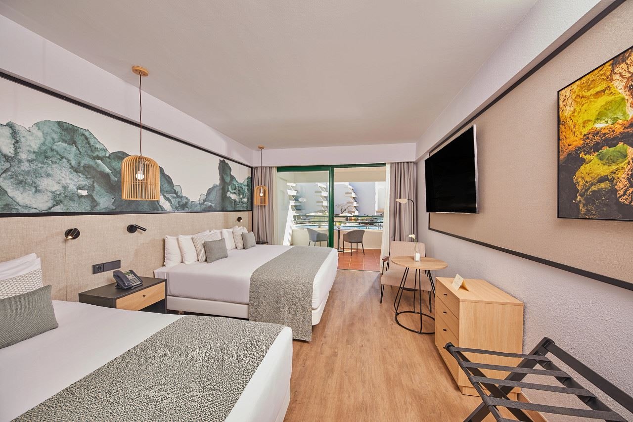 rooms-double-pool-view-balcony-or-terrace