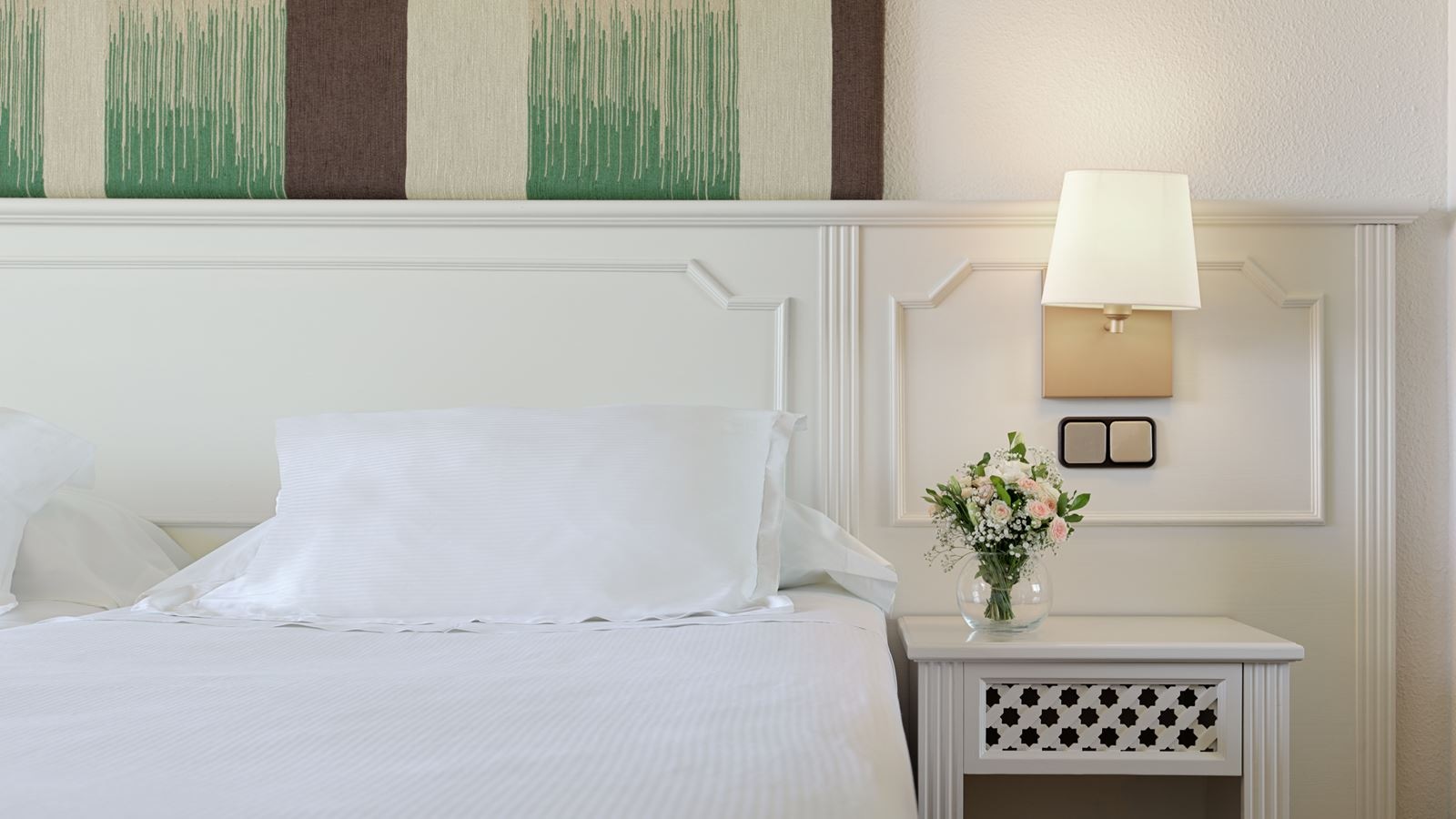 rooms-double-standard-room-poolview