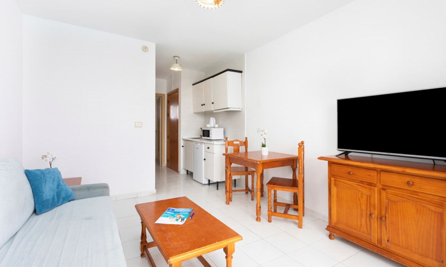 rooms-standard-room-pool-view-with-balcony