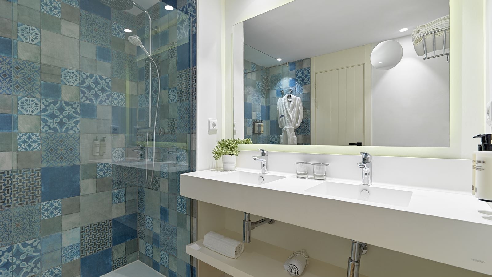 rooms-standard-pool-view-balcony-double