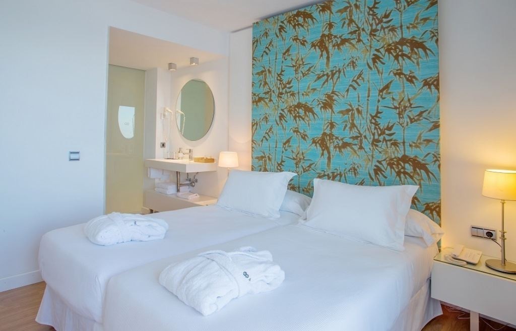 rooms-double-premium-sea-side-view-balcony