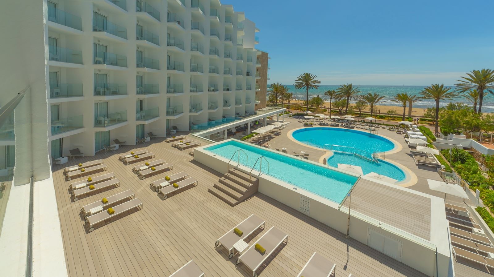 rooms-double-premium-swim-up-frontal-sea-view-balcony