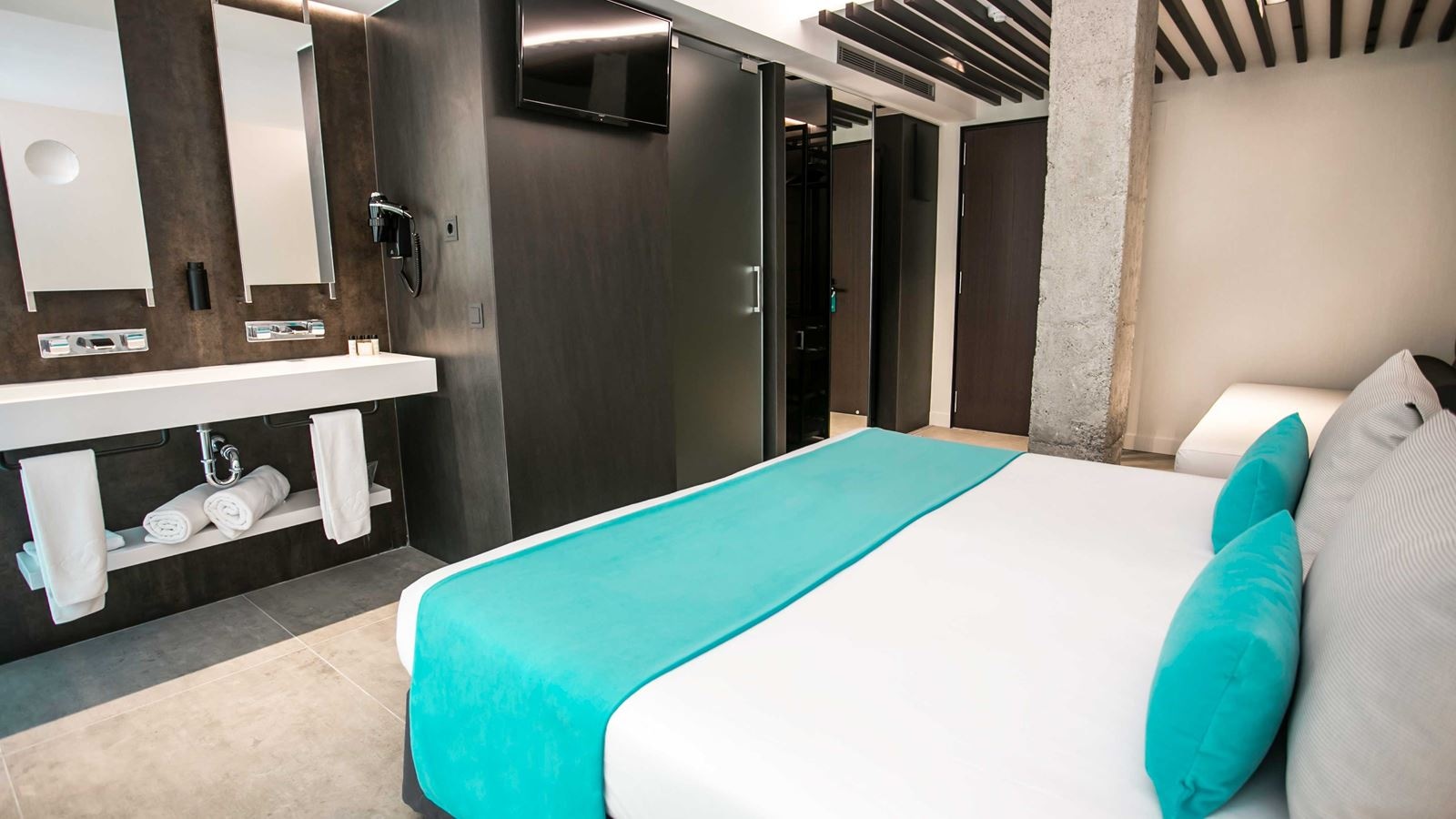 rooms-urban-room-pool-view-balcony-or-terrace