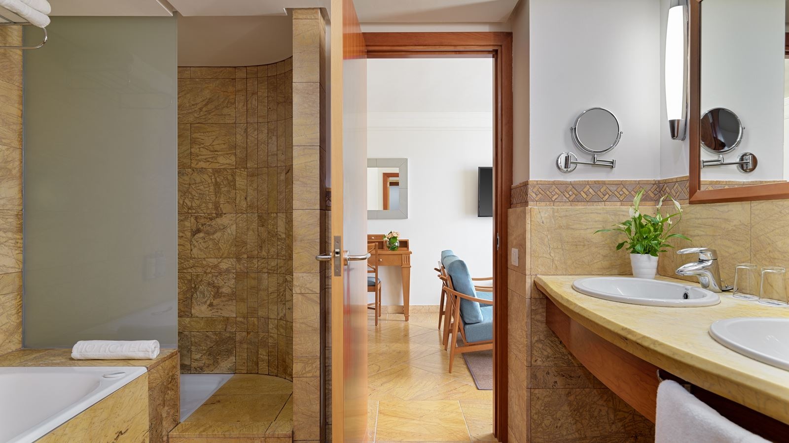 rooms-junior-sutie-balcony