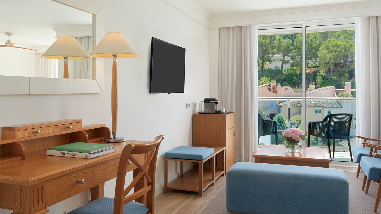 rooms-junior-suite-side-sea-view-balcony