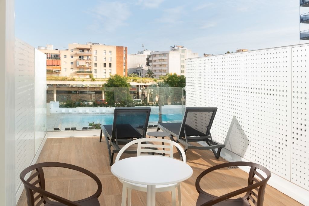 rooms-family-room-pool-view