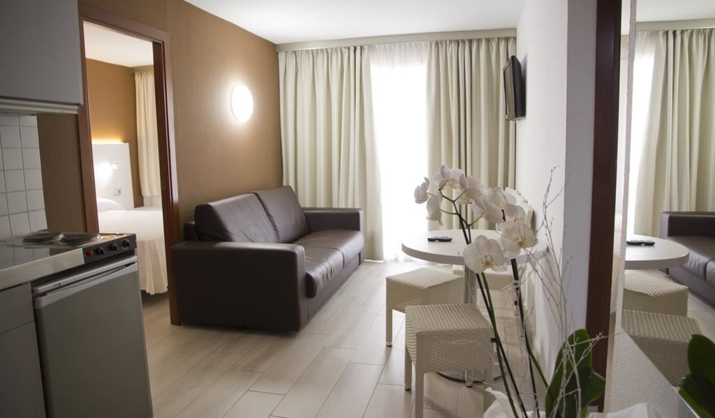 rooms-family-room-2-bedrooms-balcony-or-terrace