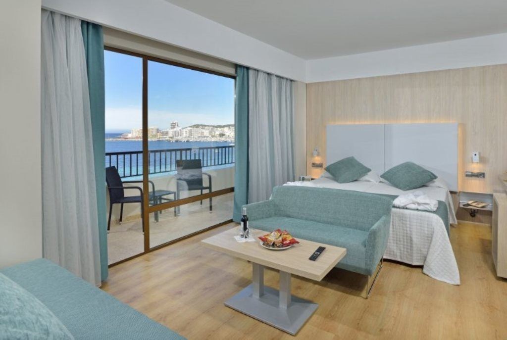 rooms-twin-room-premium-with-sea-view-balcony