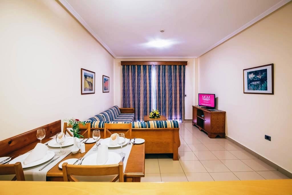 rooms-superior-one-bedroom-apt-poolsea-view