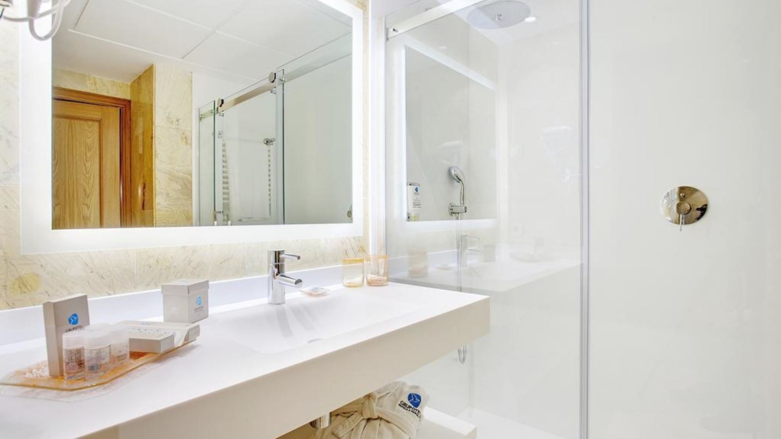 rooms-suite-side-sea-view-or-pool-view-balcony