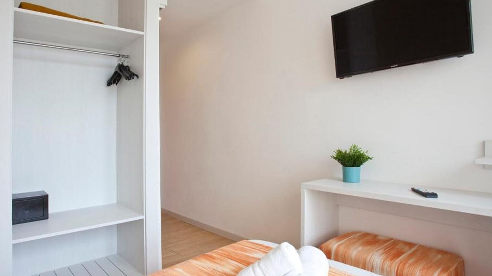 rooms-room-single-balcony-or-terrace