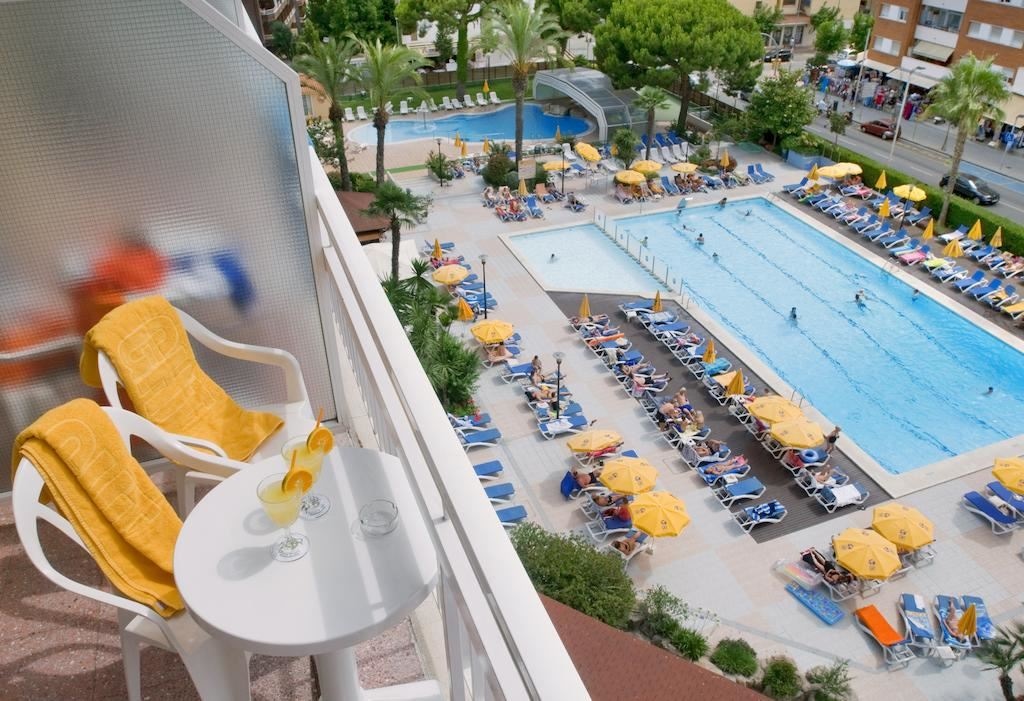 rooms-double-standard-poolview-palcony-or-terrace