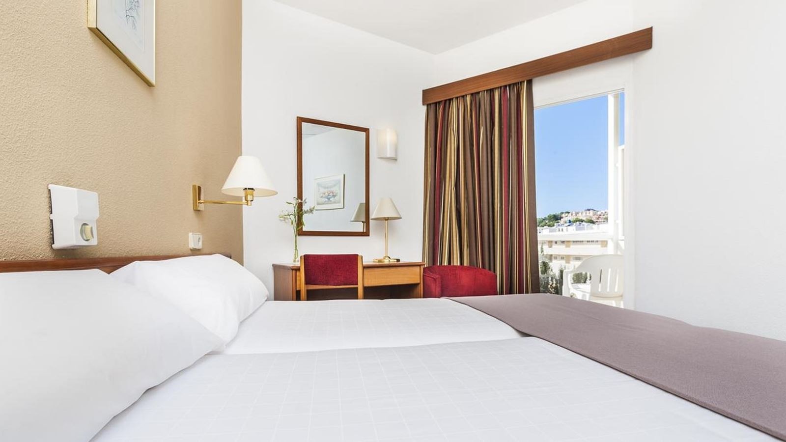 rooms-room-standard-twin