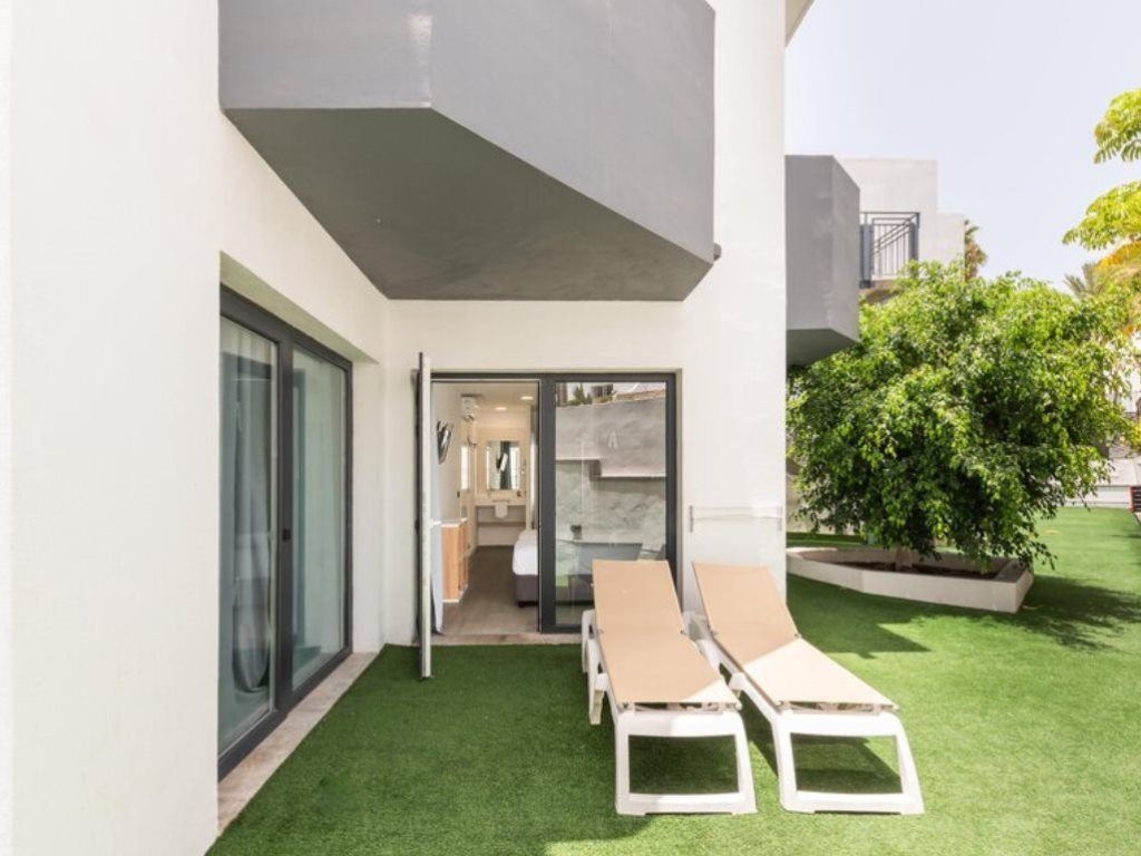 rooms-apartment-24-balcony-or-terrace