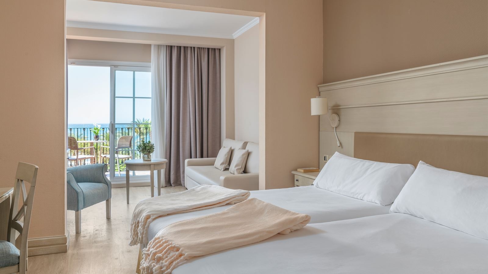 rooms-junior-suite-sv-balcony-or-terrace