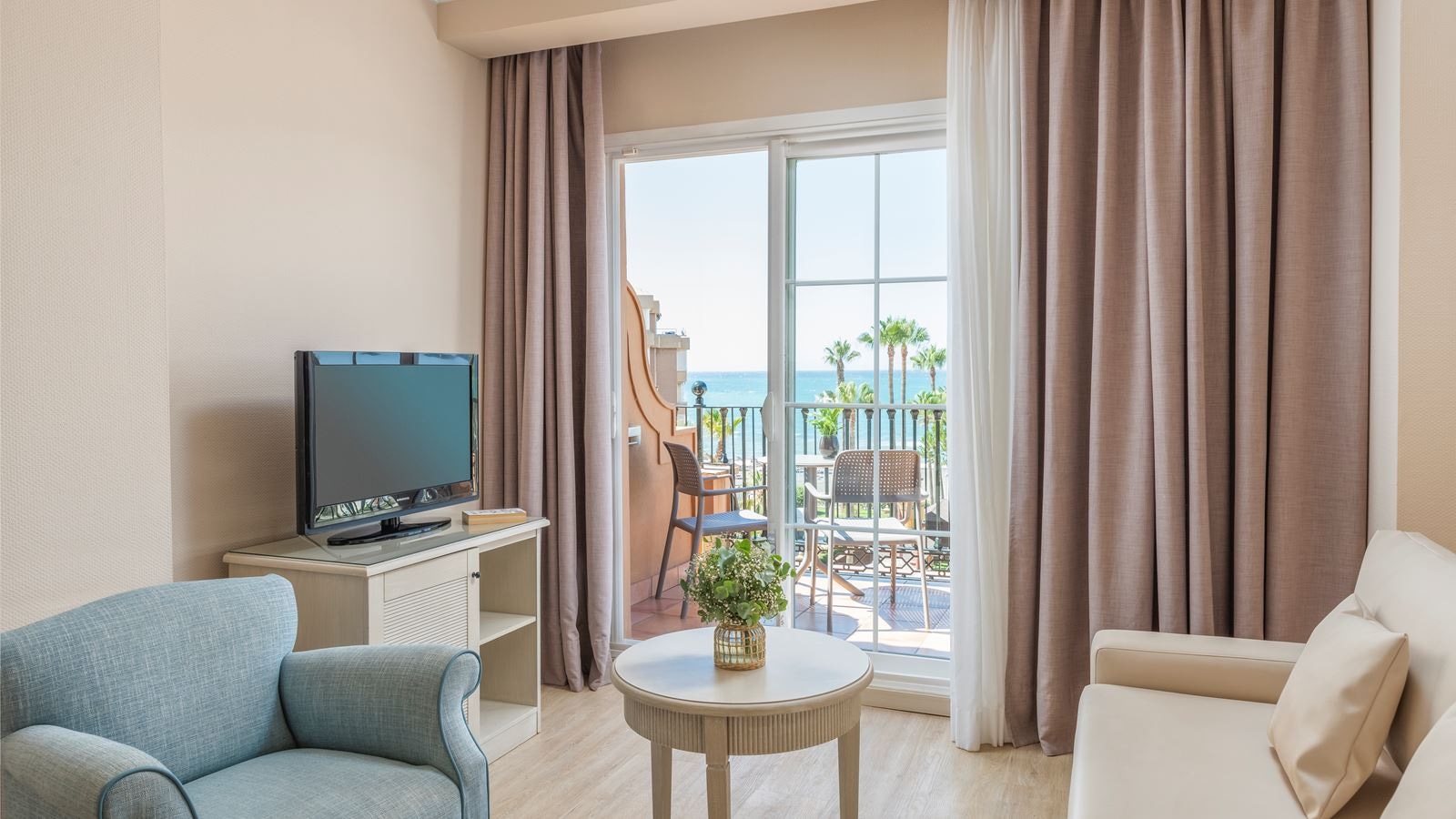 rooms-junior-suite-sv-balcony-or-terrace