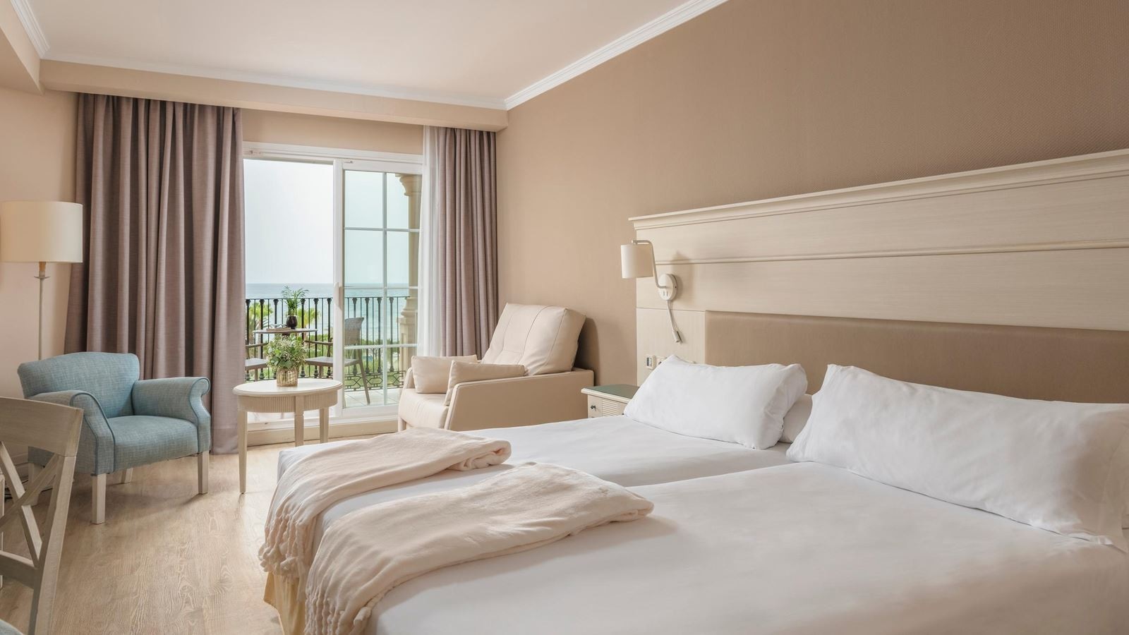 rooms-apt-2-bedrooms-superior-balcony-or-terrace